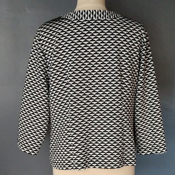 Black and white zippered front jacket - Picture 4 of 6